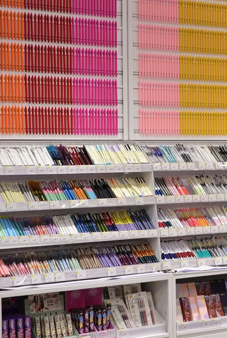 色とりどりのペンが棚に並ぶ文具売り場(イメージ写真)